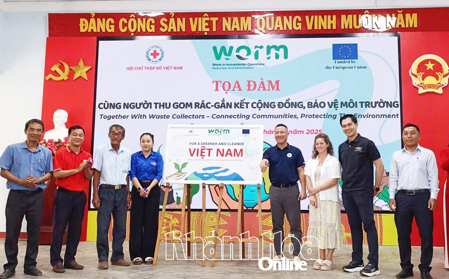 Hơn 300 người cùng thu gom rác tại xã Nam Ninh Hòa